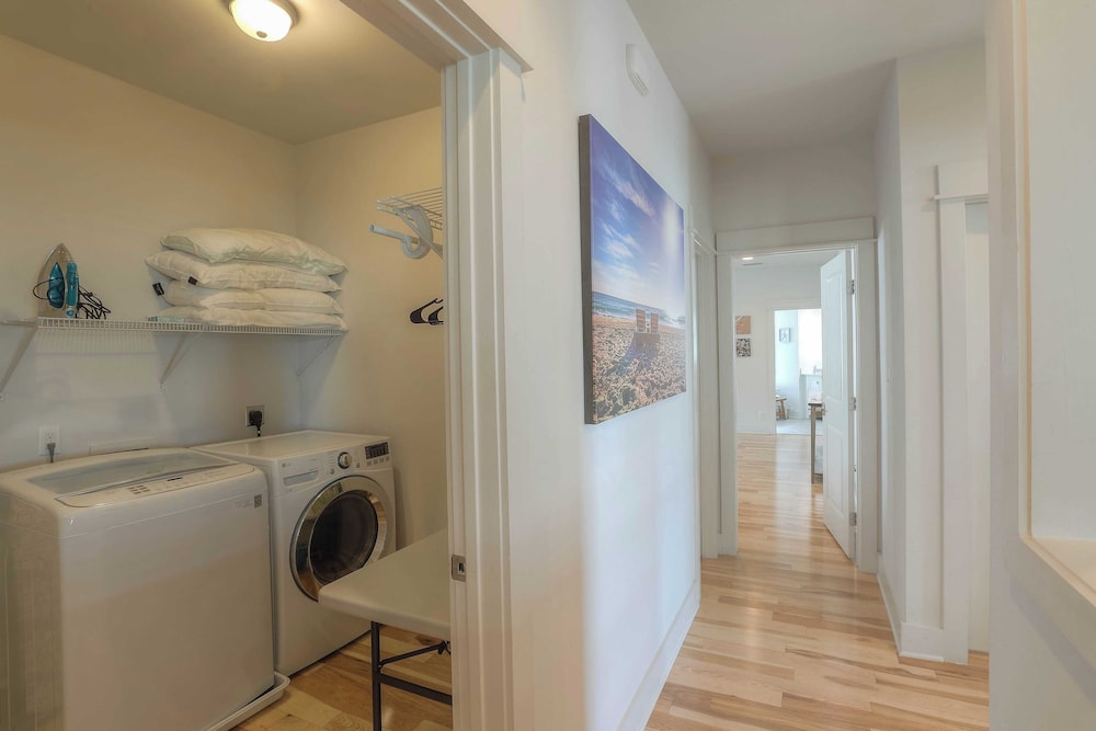 Dunn Inn 2 by Avantstay Walk to Beach, Pool Access, Sleeps 17!