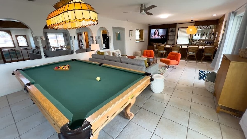 Fun Retro Island Vibe Sleeps 17 Beach 1 Block 4 Bedroom Home
