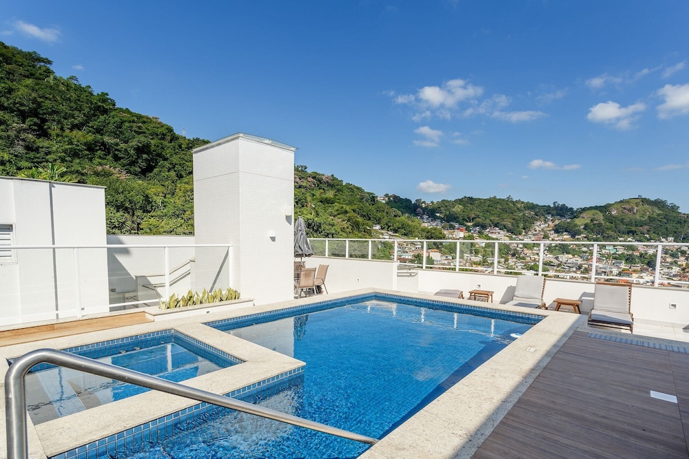 Apartment in the Center With Pool Rri103