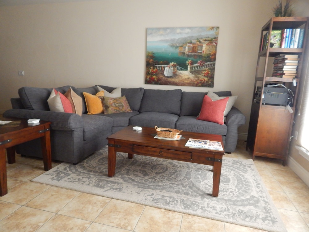 402 Valentina 3 Bedroom Condo by Redawning view 4