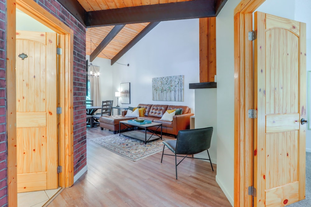 Walk to Twin Lakes: All-season Idaho Condo!