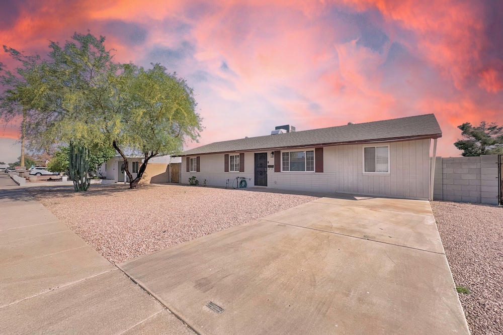 3 Mi to Old Town Scottsdale: Home w/ Patio!