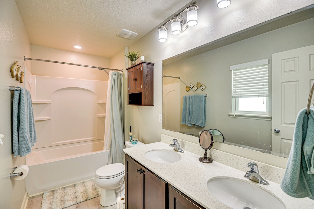 10 Mi to Ocean: Home w/ Lanai in Ormond Beach!