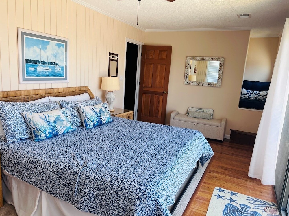 Fore Shore West- 4 Bedroom Home by RedAwning