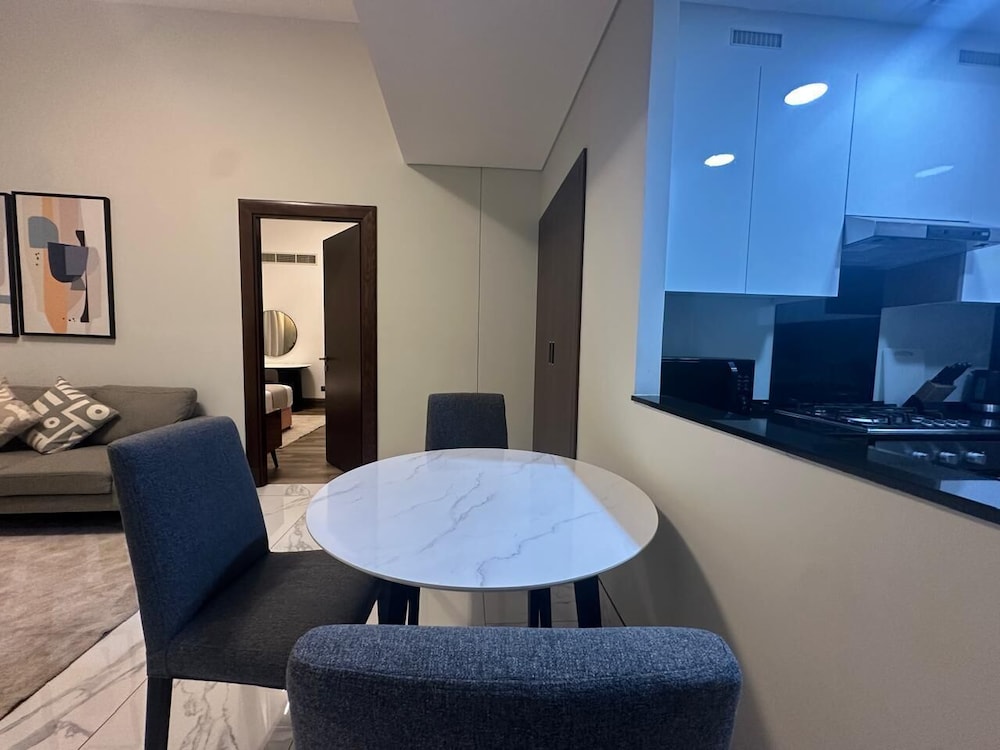 Modern 1BR in J One Pool & Gym