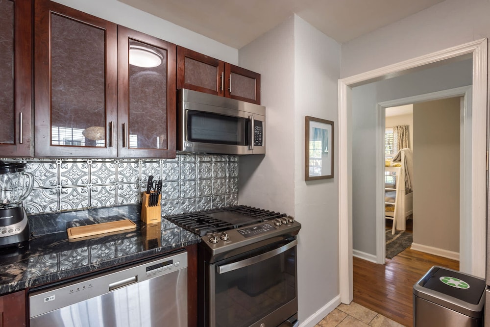 Hot Tub BBQ Retreat Spacious Backyard Pet-friendly