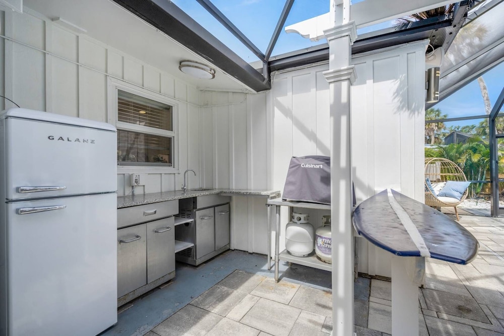 Dockside Getaway on Avenida