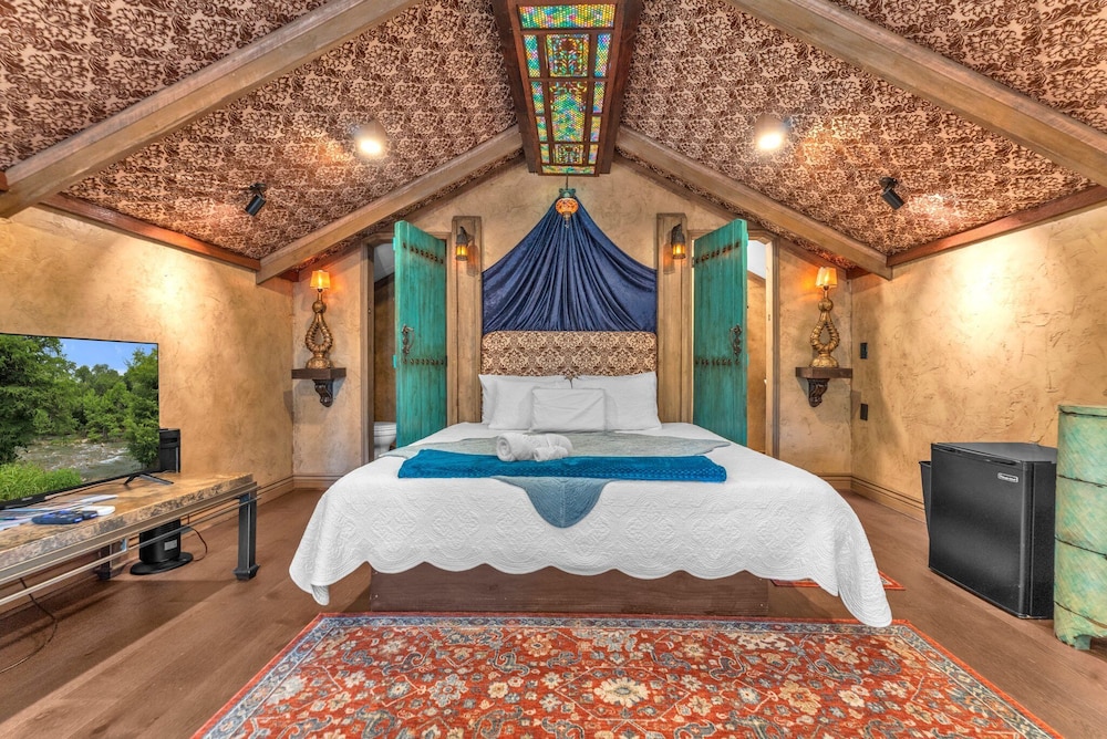 Tranquil Retreat W/hot-tub 10-mins to Downtown!