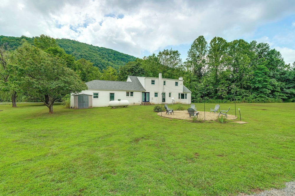Alleghany Mountain Cottage w/ Porch & Backyard