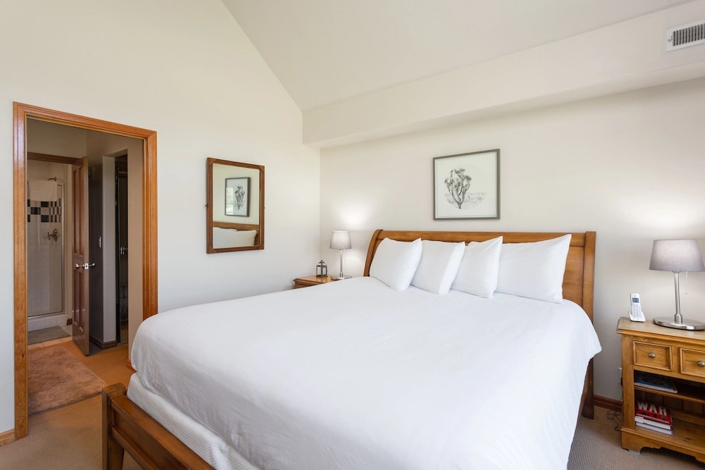 Deer Lake Village at Deer Valley Resort - Four Bedroom Condo with Hot Tub #2477 4 Condo