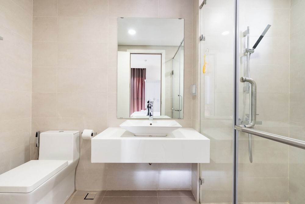Helios Central Apartment District 1