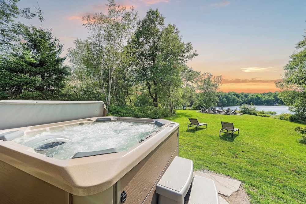 Waterside Haven by Avantstay Lakefront, Hot Tub, Game Room, Fire Pit view 3