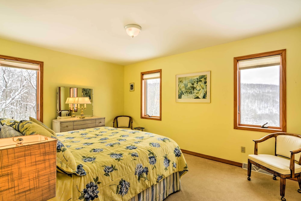 Mountaintop Ellicottville Home: 7 Mi to Ski Resort view 4