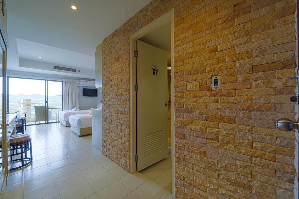 Beachfront Studio Condo-Seaview BW1