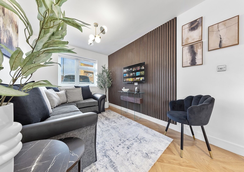 Spacious 4BR Home in Brentford, Free Parking