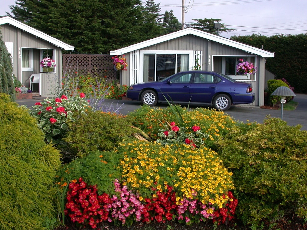 The Cedarwood Inn & Suites