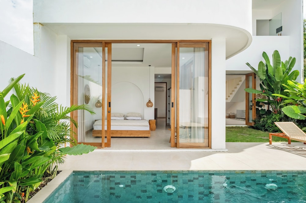 Tropical Modern Villa Amaya by OriVista