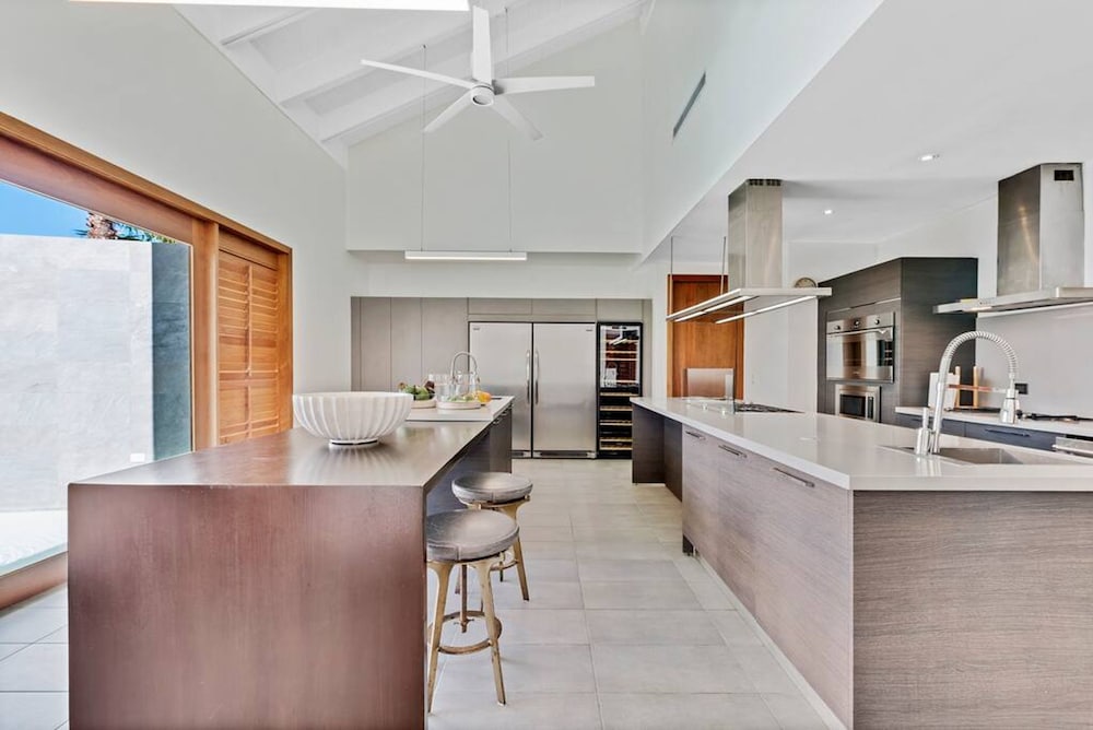 Modern Oasis Stunning Views of Golf Course River