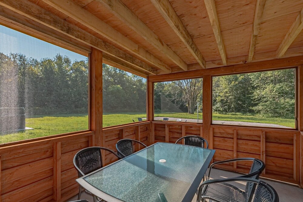 The Corzo - Modern Farmhouse With hot tub
