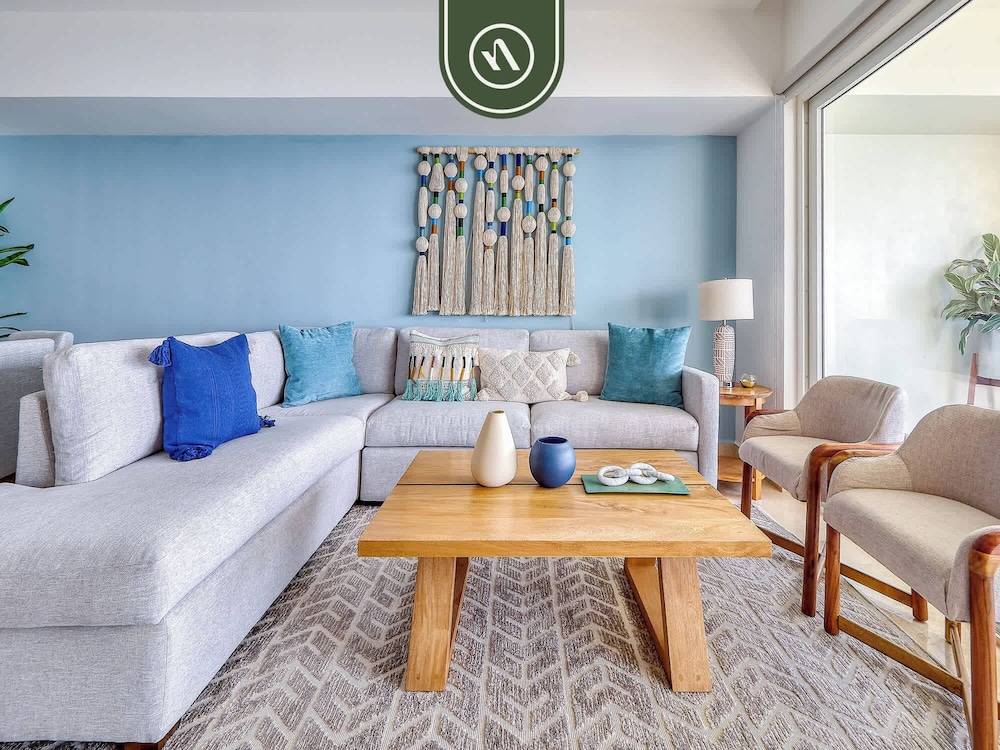 Luxury Oceanfront 3 BR Condo - Pools