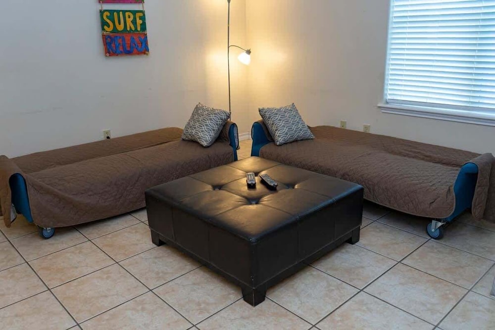 Open & Modern Pool #b Walk To Beach 2 Bedroom Condo