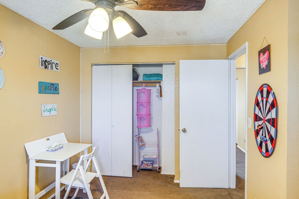 Patio & Mtn Views: Family Gem in California City