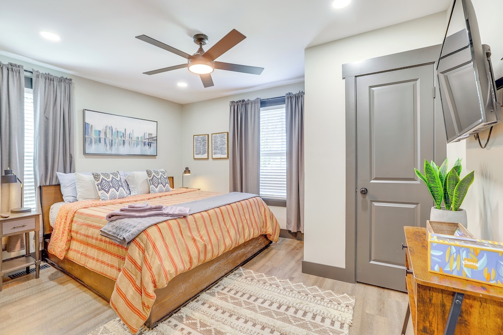 4 Mi to Liberty Bridge: Greenville Getaway w/ Deck