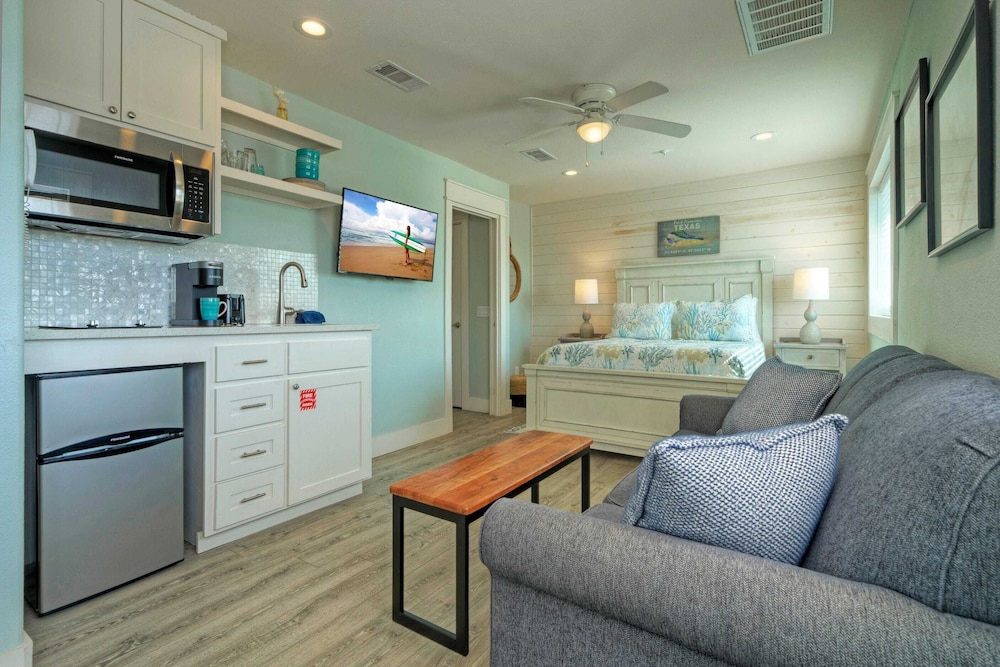 Dolphin at Trout Street Queen Suite w/ Kitchenette Marina-front + Patio
