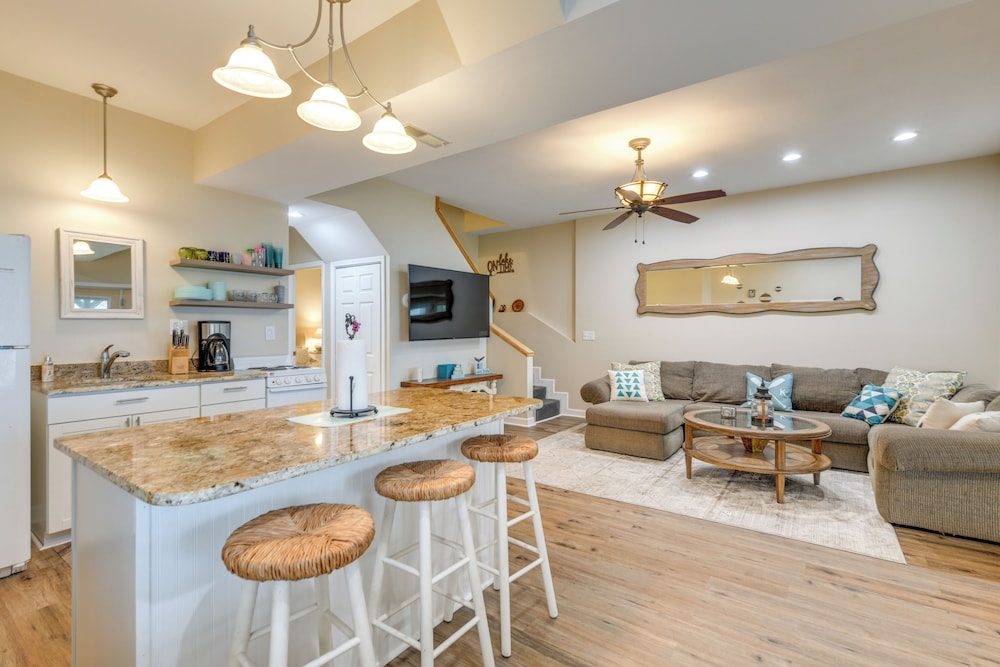 Lakefront Retreat w/ Dock, Patio & Grill in Bracey
