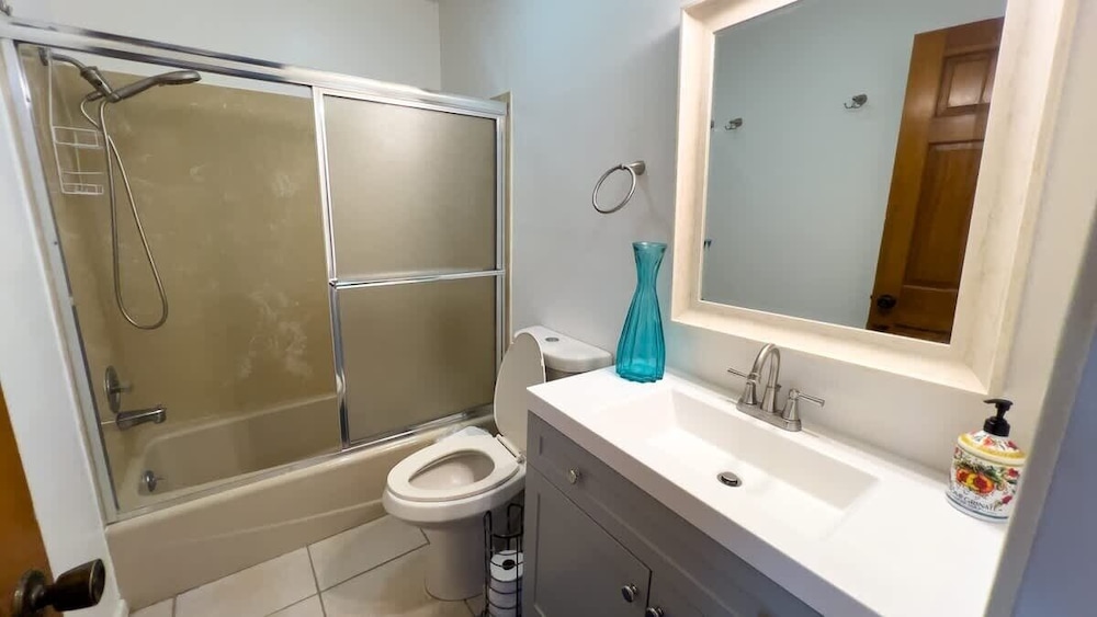 Fun Retro Island Vibe Sleeps 17 Beach 1 Block 4 Bedroom Home