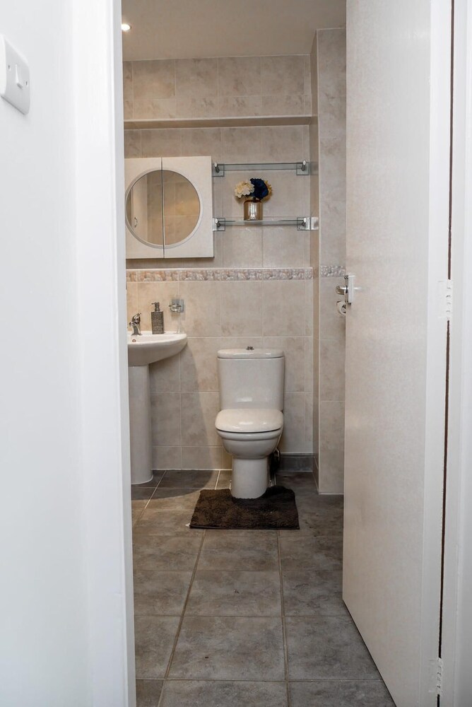 Stylish 4 Bed Apartment- Private Garden & Sleeps 8
