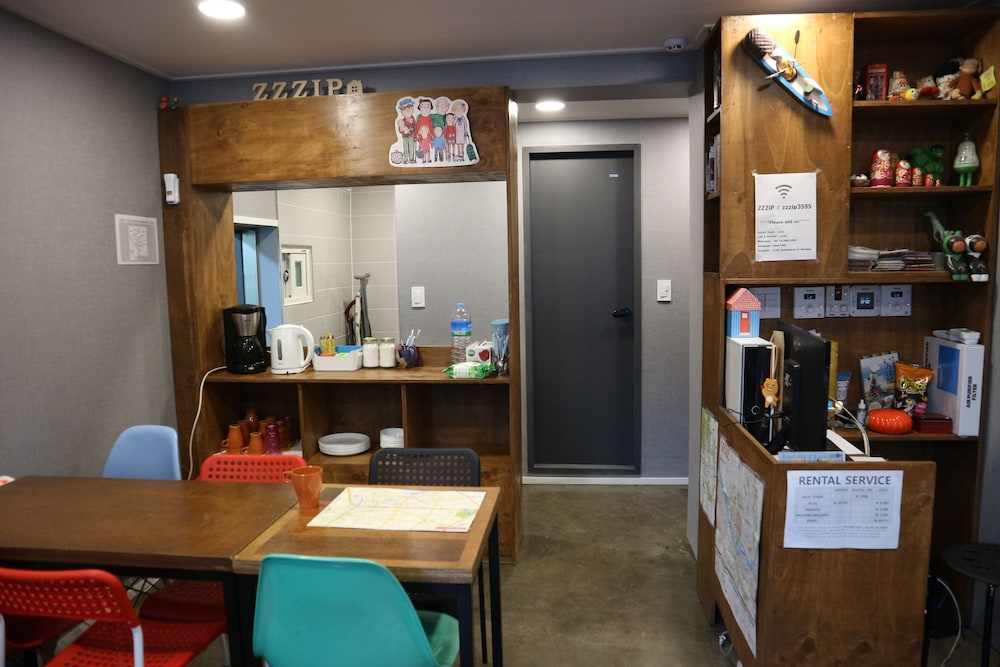 Zzzip Guest House - Hostel