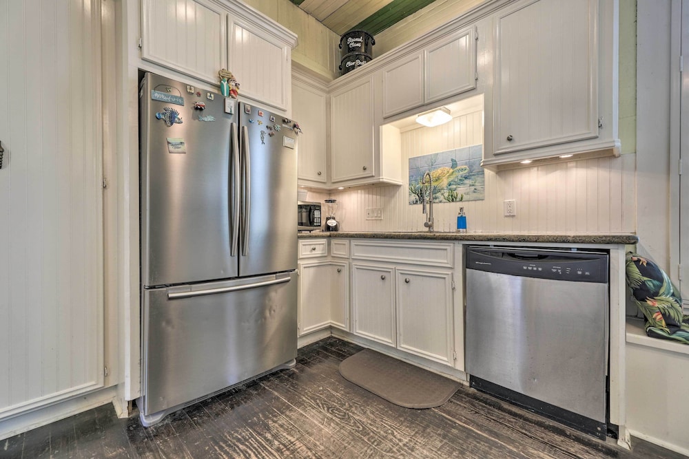 Historic Galveston Hideaway, Walk to the Beach!