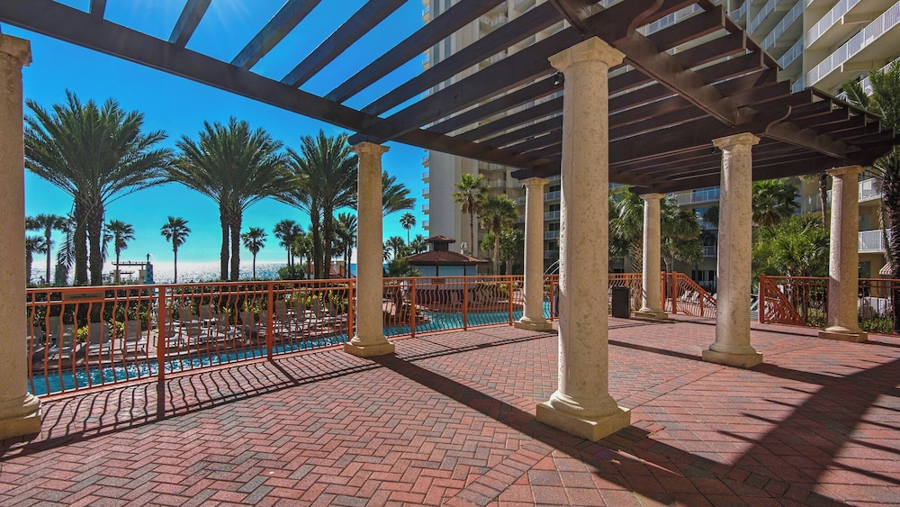 Beachfront Corner Unit w/ Wrap-around Balcony, Close to Attractions!
