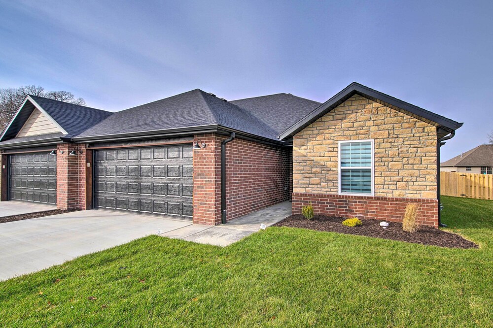 Charming Ozark Abode w/ Yard & Pool Access