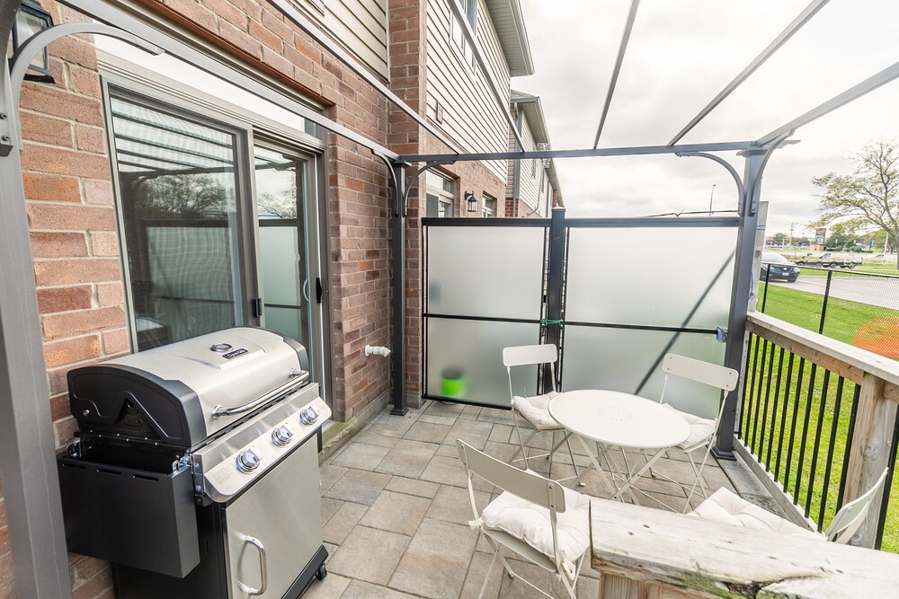 Modern 3BR 2BA Townhome in Lakeshore