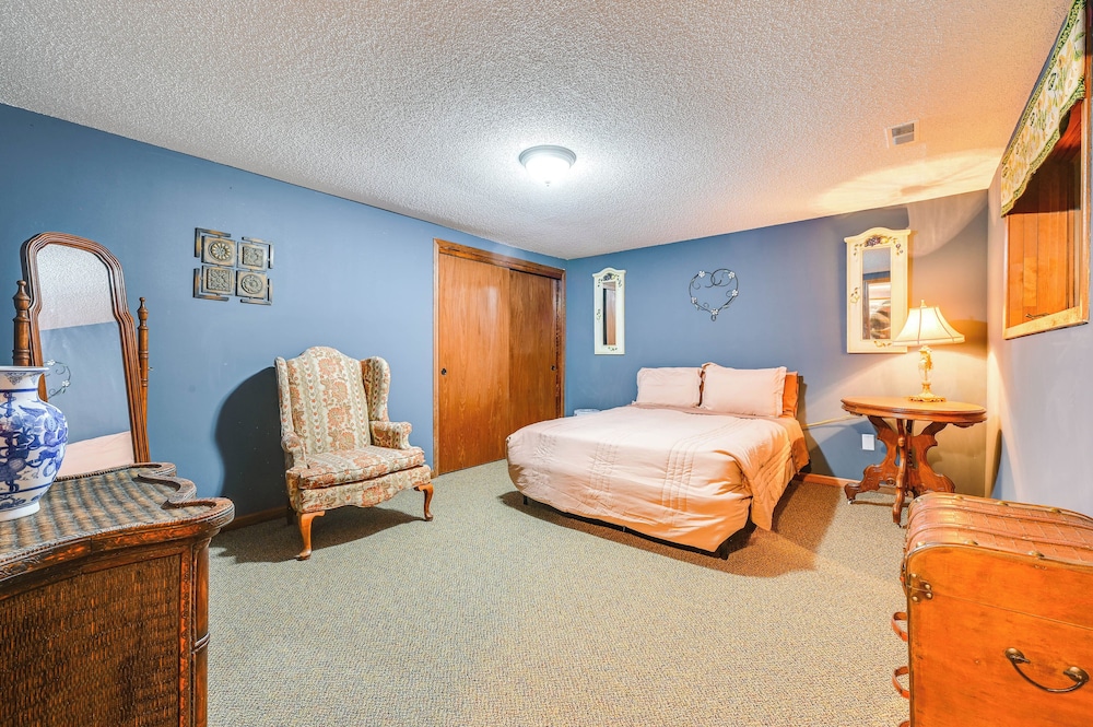 Walk to Saylorville Lake: Spacious Home w/ Deck!