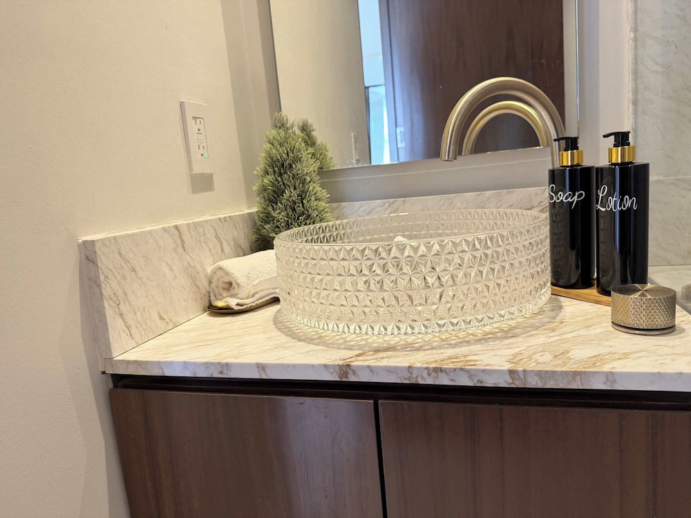 Luxury 2BR Bolongo Ocean View Private Beach