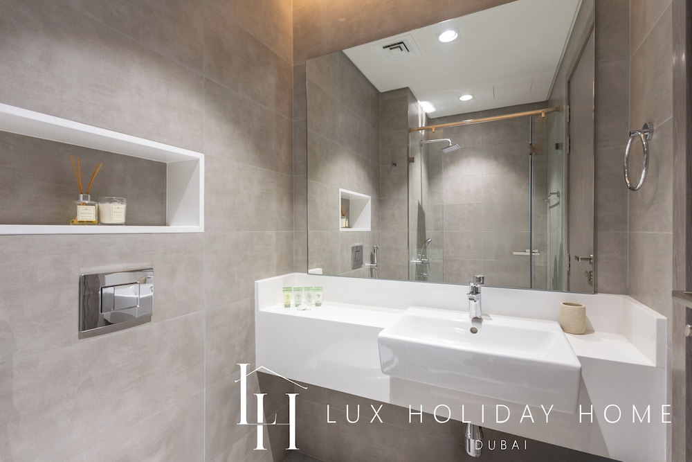 LUX | 2BR Lagoon View – District One, 10–15 min Burj Khalifa