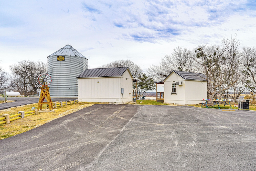 Rural Retreat w/ Water View! 9 Mi to Dtwn Granbury
