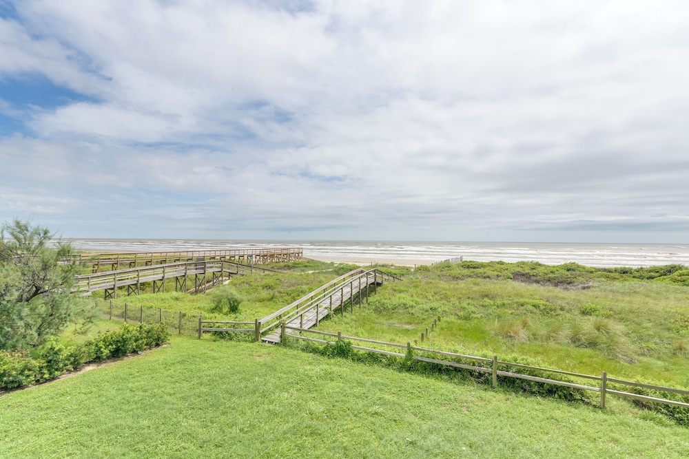 Oceanfront Home w/ Beach Access in Galveston