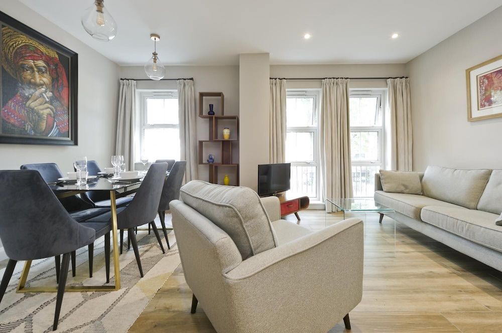 Stylish two Bedroom Apartment Near Tower Bridge by Underthedoormat