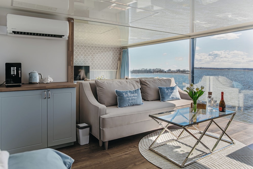 HT Houseboats