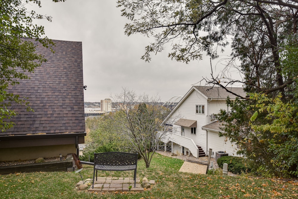 Large Home w/ Game Room, 4 Mi to Mississippi River view 2