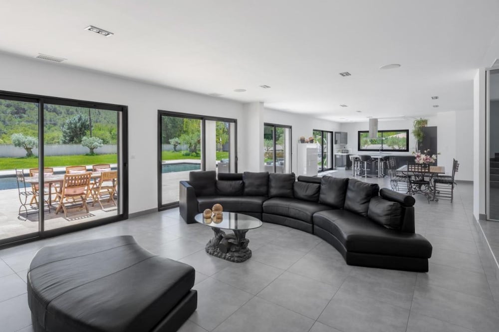 Villa With Heated Swimming Pool spa gym and Cinema