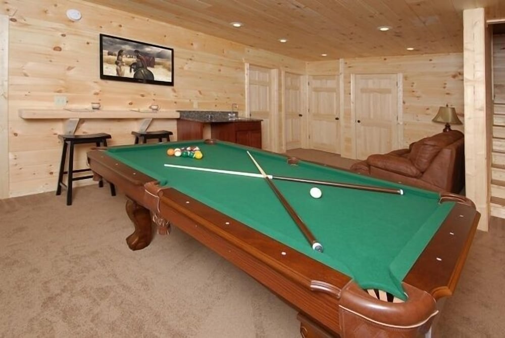 Smoky's Summit - 4 Bedrooms, 4 Baths, Sleeps 14 Home by RedAwning