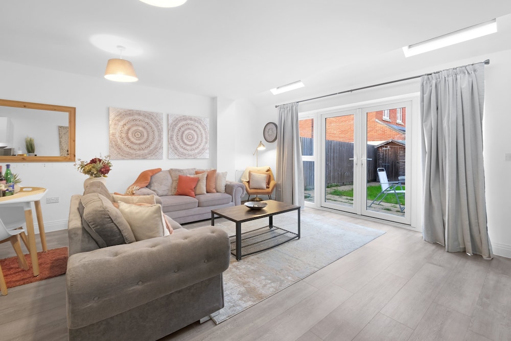 Spacious 6 Bedroom House in Denton Way