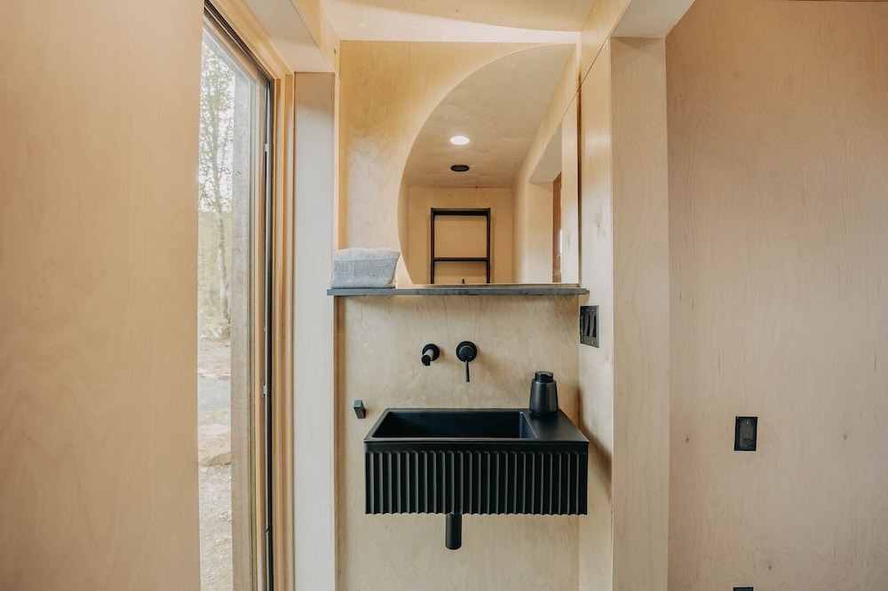 58mf - Wi-fi - Pets Ok - Evc - Amazing Views 2 Bedroom Cabin by RedAwning