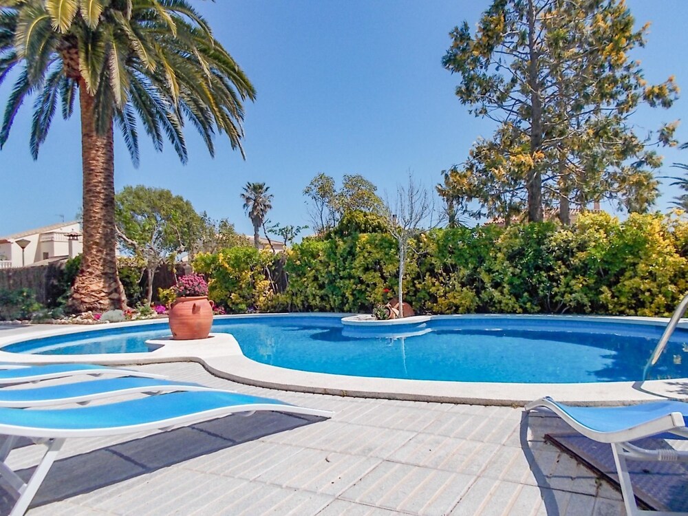 Alluring Holiday Home in Girona With Swimming Pool photo 4