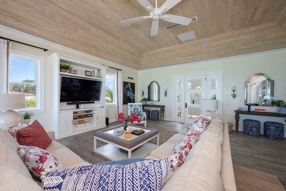 Cricket Beach House-luxurious Beachfront House 5 Bedroom Home